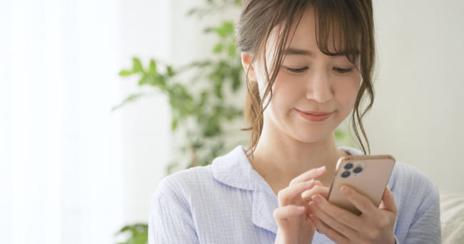 スマホを見る女性